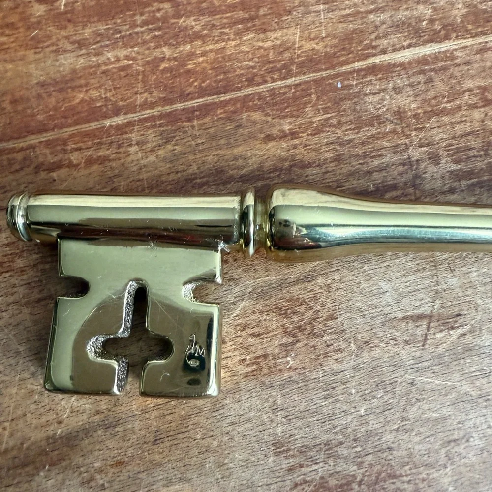 Decorative Virginia Metal Crafter Brass Key Paper Weight - Picture 6 of 9